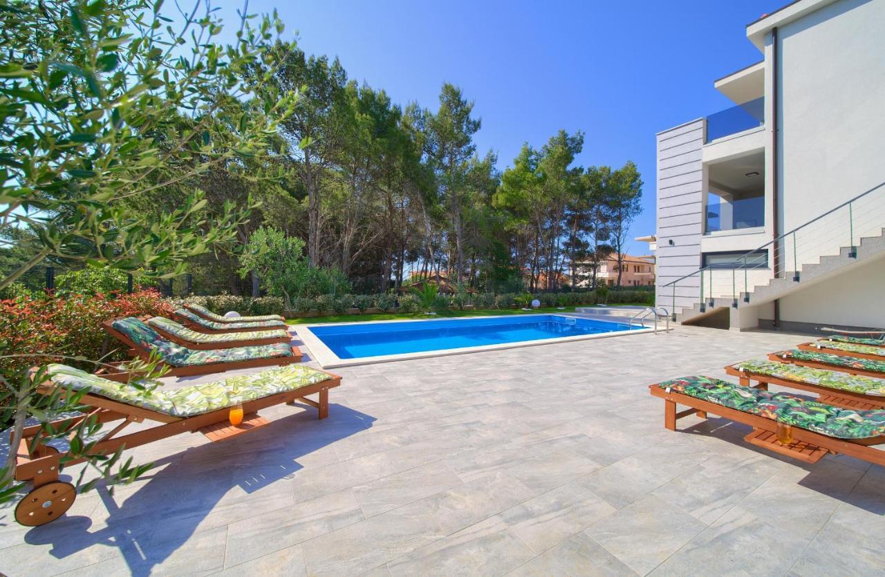 Apartments Paola & Karla With Pool Veglia Exterior foto
