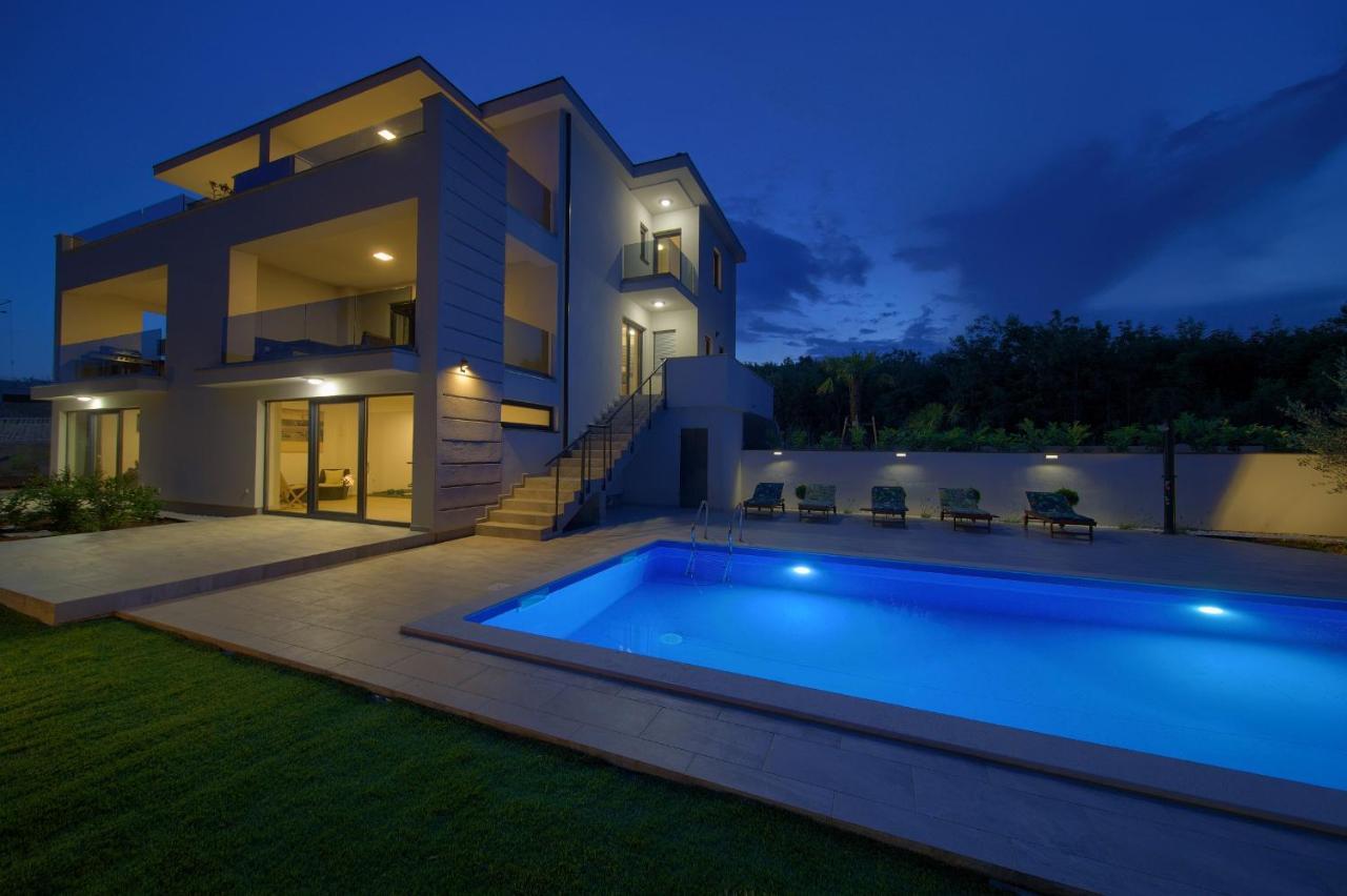 Apartments Paola & Karla With Pool Veglia Exterior foto