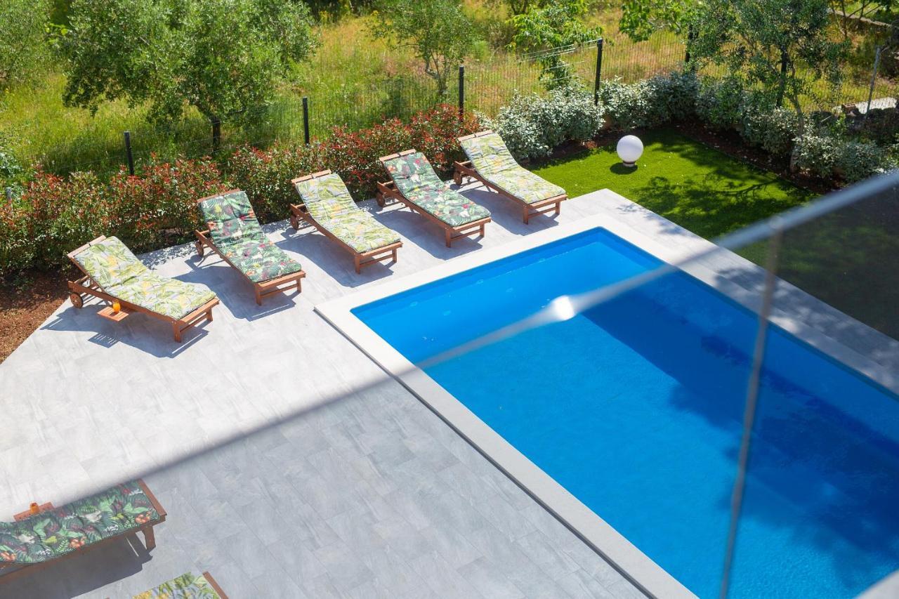 Apartments Paola & Karla With Pool Veglia Exterior foto